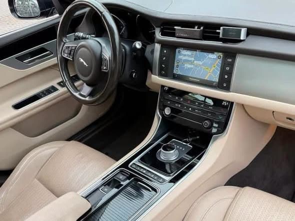 Jaguar XF 3.0 D Prestige PANO LEDER GR.NAVI BI.XENON