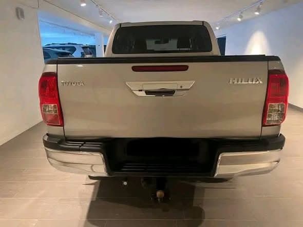 Toyota HiLux 2.4 D-Cab 4WD SR