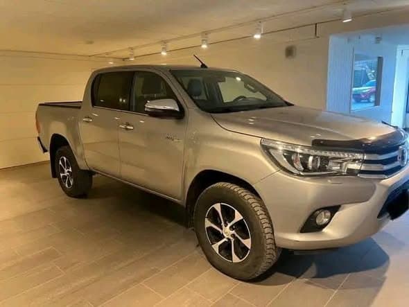 Toyota HiLux 2.4 D-Cab 4WD SR